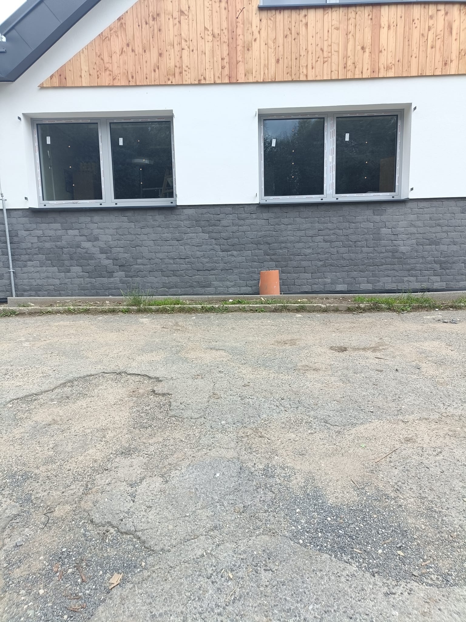 Pohľad na záhradnú úpravu